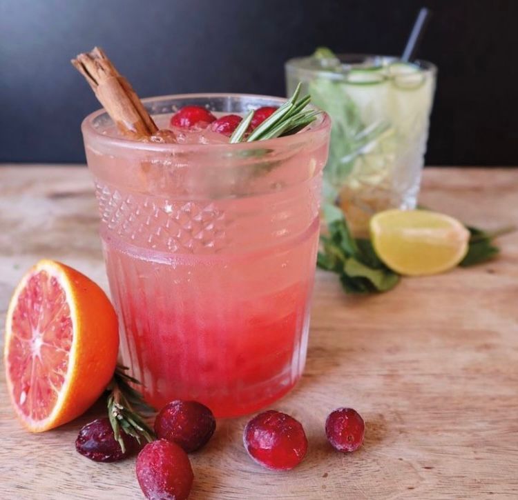 Verfrissend en alcoholvrij zomerdrankje: de cranberry cinnamon mocktail